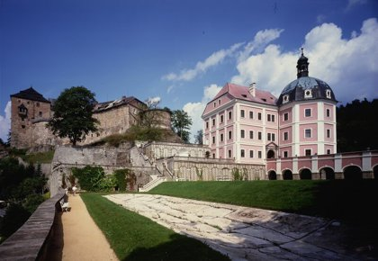 Image /media/cc5avgll/becov_nad_teplou_-_hrad_a_zamek_-_hradni_prikop_800x553.jpg