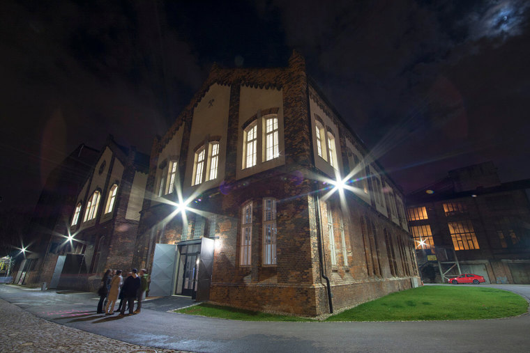 Obrázek /media/dfpdvzxt/stare_koupelny_-_brick_house_by_night_-_foto_roman_petris.jpg