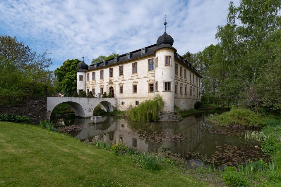 Ilustrační obrázek článku 'Featured Location: Třebešice near Kutná Hora, a fusion of romantic architecture and modern art'