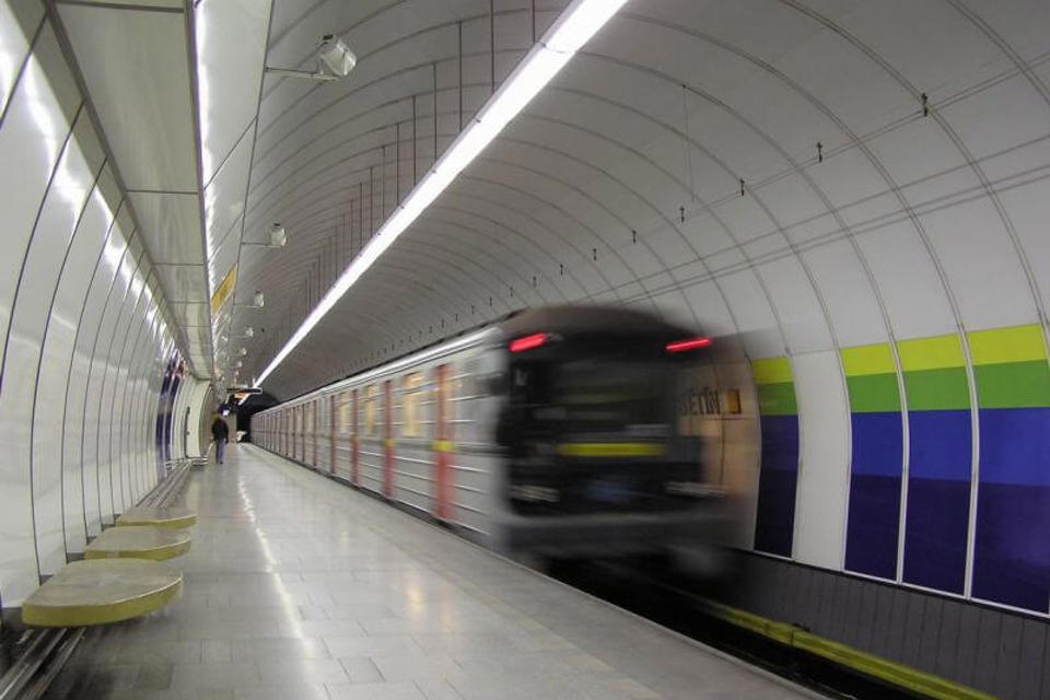 Ilustrační obrázek článku 'Pražské metro pojede o víkendu do Stalinových časů. A přiveze miliony'