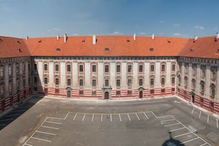 Image /media/nwvlgfm1/roudnice_exterior_courtyard_pano_802v0867_72dpi_640x640_low_res.jpg