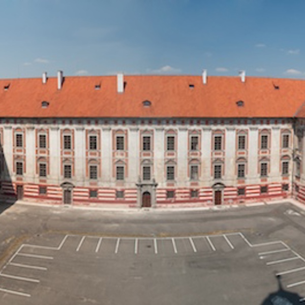 Image /media/nwvlgfm1/roudnice_exterior_courtyard_pano_802v0867_72dpi_640x640_low_res.jpg