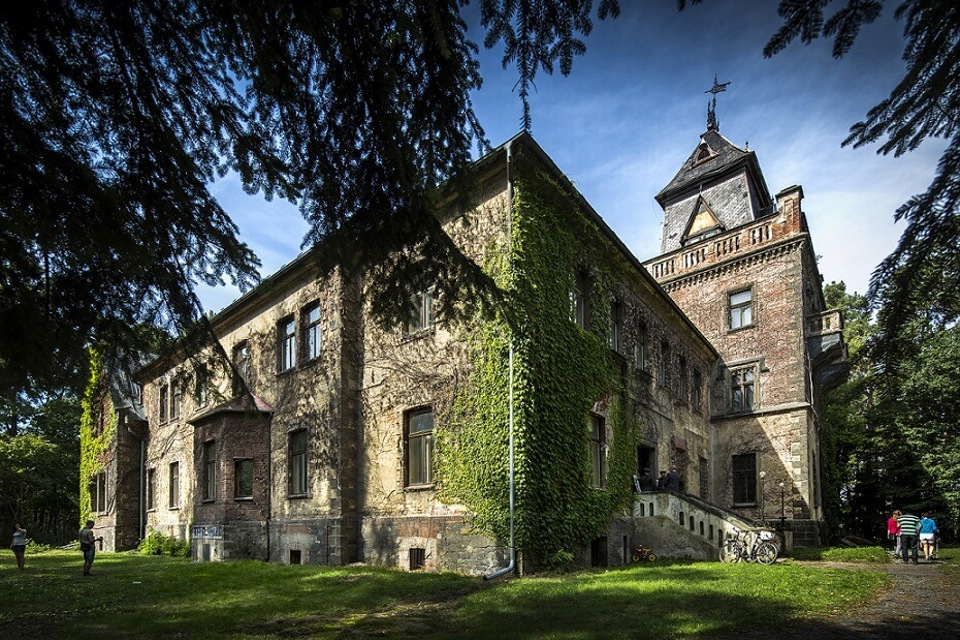 Ilustrační obrázek článku 'Featured location: The sad tale of Pardubice Chateau lures filmmakers'