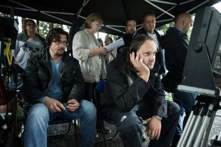 Kreativní producent ČT Josef Viewegh a režisér Jan Pachl  při natáčení seriálu Rapl. Zdroj: Česká televize