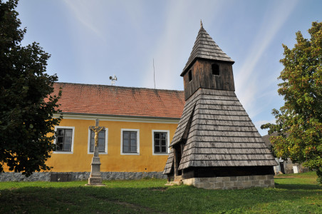 Pohleďská náves se starou školou a zvonicí, foto: Vysočina Tourism