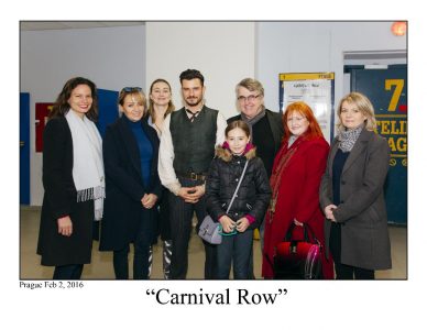 Natáčení Carnival Row navštívila pražská primátorka Adriana Krnáčová a další zástupkyně města a ministerstva kultury. 